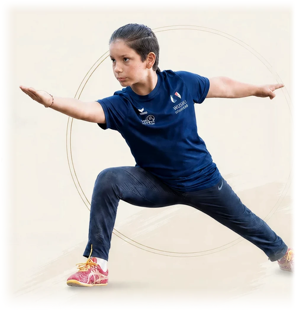 Jeune pratiquante du Kung Fu Club Nantais en posture de fente, bras tendus, devant un cercle doré